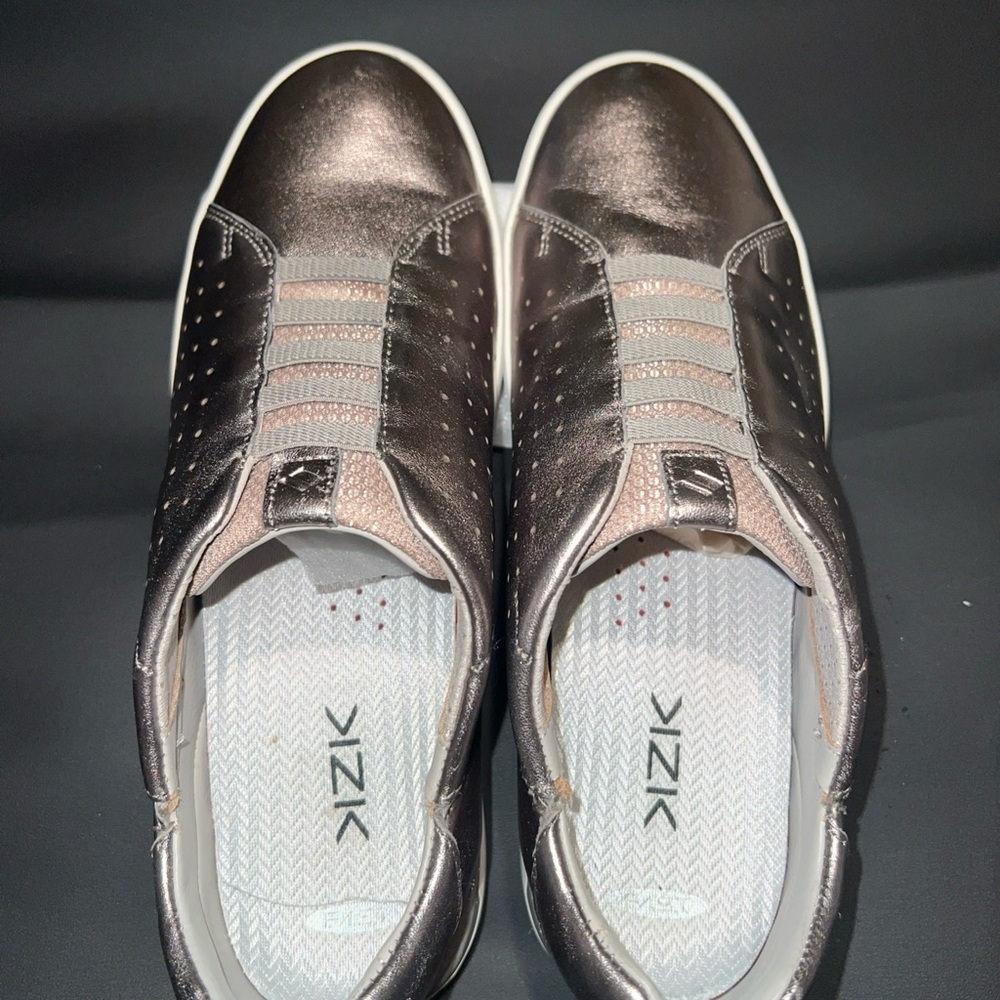 Kizik  Women's Size 8.5 M Rose Gold Leather Slip On Hands Free Casual Shoes